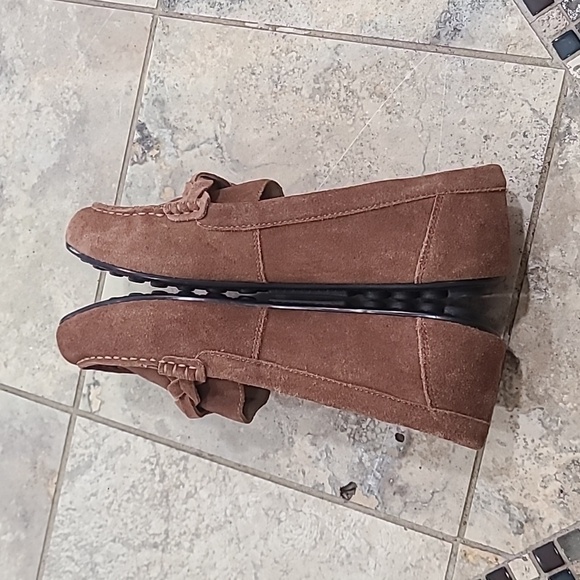 Vionic Tan Flats Moccasin-Style Loafers NWOB - Picture 4 of 7